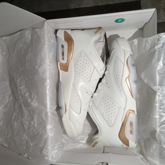 Nike Men's White and Gold Sneakers - Picture 2 of 2